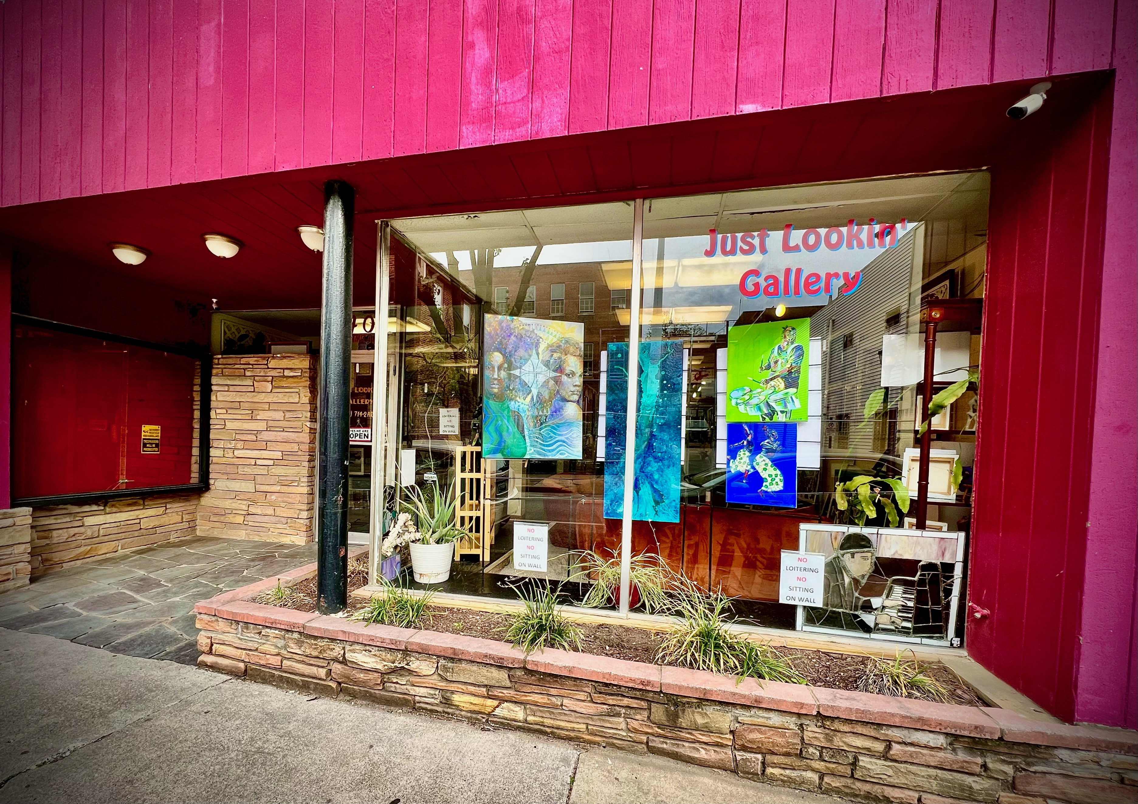 Photo of Just Lookin' Gallery
